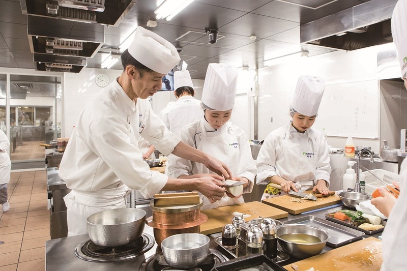 本料理･西洋料理･中国料理の専門的な調理技術と知識を学び、最短1年6ヶ月で調理師免許を取得